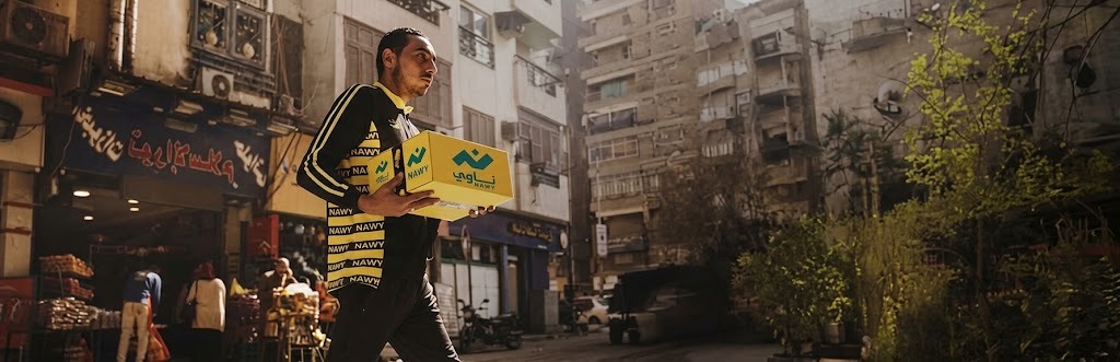 مندوب توصيل ناوي يحمل طرداً